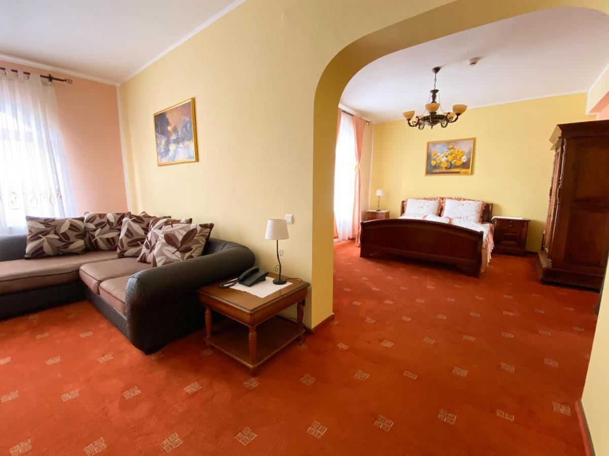 Pensiunea Crocus - Sauna & Billiard Poiana Brasov Esterno foto